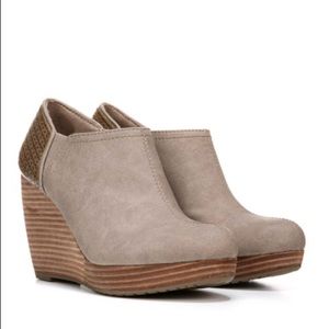 Harlow medium/wide memory foam wedge bootie